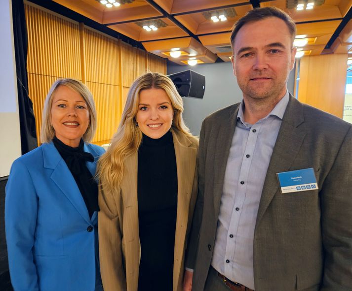 Áslaug Arna, ásamt Fjólu S. Kristinsdóttur, bæjarstjóra í Árborg og Finni Beck, framkvæmdastjóra Samorku á fagþinginu á Selfossi í vikunni.