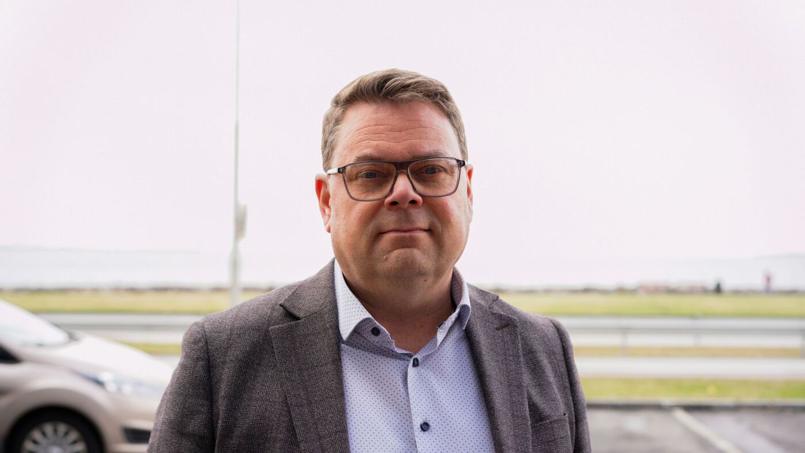 Endur­ráða alla 300 starfs­mennina og setja þrjá milljarða í endur­bætur