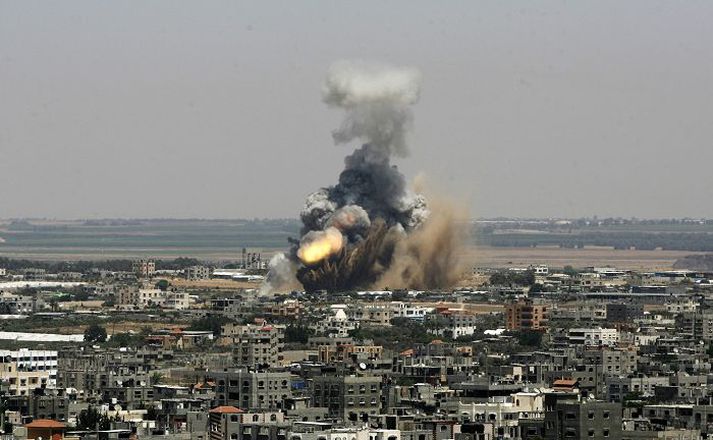 Ísraelskt flugskeyti springur í bænum Rafah á Gaza.