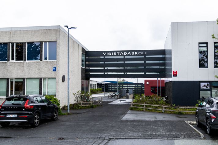 Víðistaðaskóli í Hafnarfirði er fyrir nemendur í fyrsta til tíunda bekk. Nemandi á unglingastigi baðst afsökunar á uppátækinu.