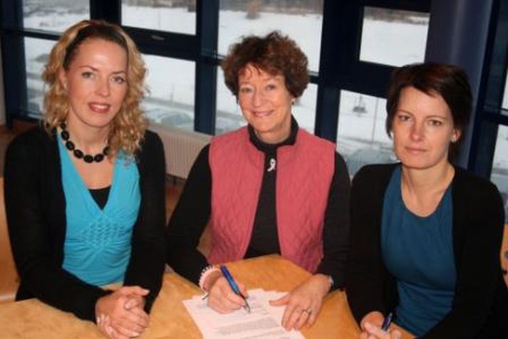 Á myndinni má sjá frá vinstri - Valdísi Beck, markaðsfulltrúa Icepharma/Roche, Guðrúnu Agnarsdóttur, forstjóra Krabbameinsfélags Íslands, og Áslaugu Guðnýju Jónsdóttur, markaðssjóra Icepharma/Roche.
