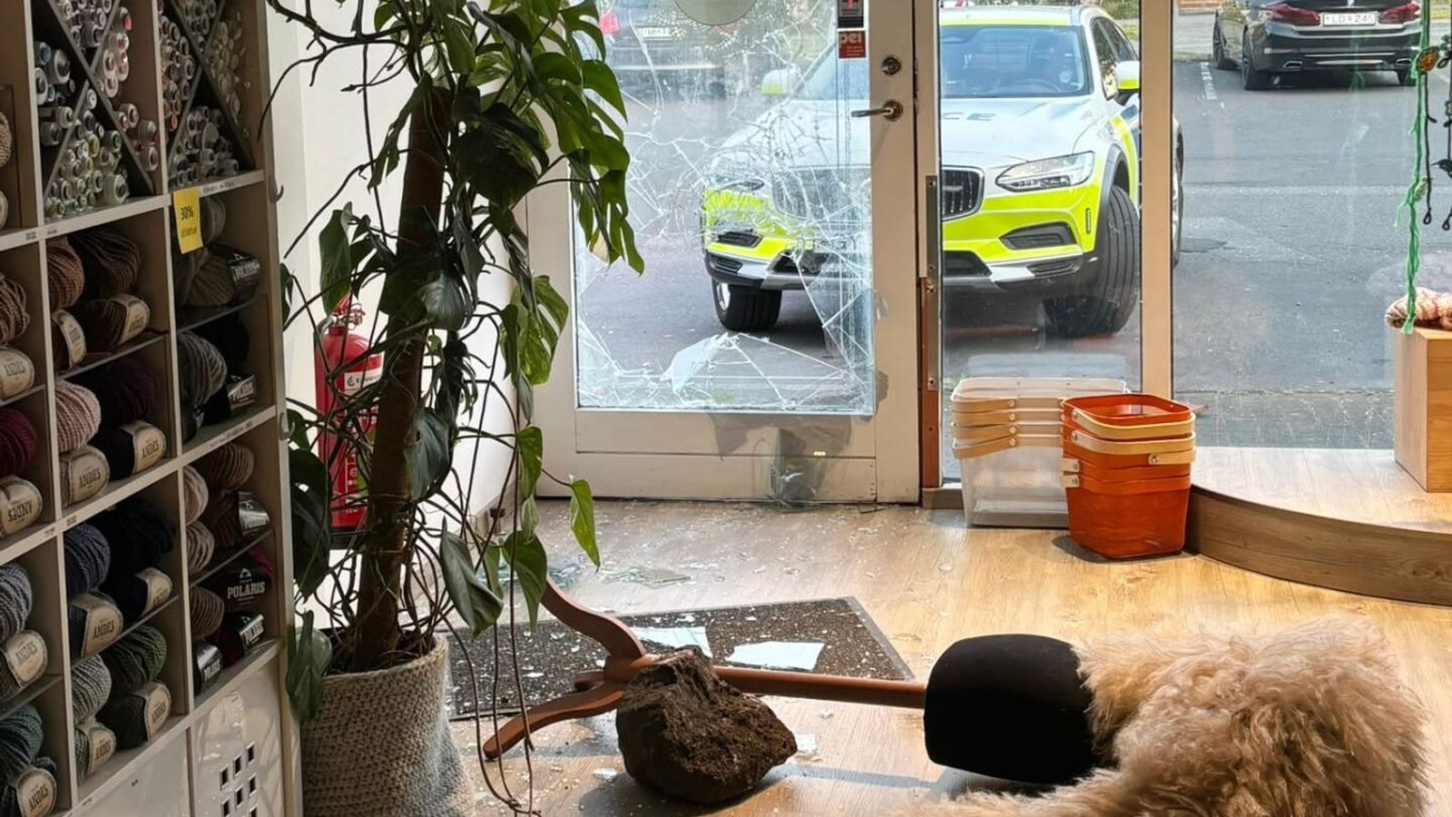 Brotist inn í garnverslun í Ár­bæ