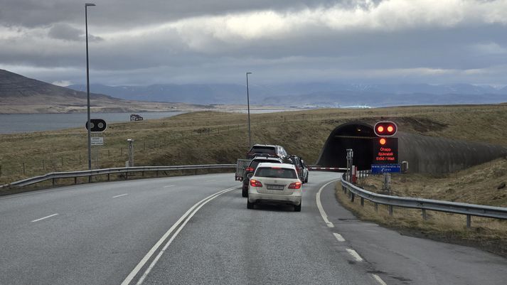 Bílar í röð fyrir utan lokunarpóst við munna Hvalfjarðargangnanna.