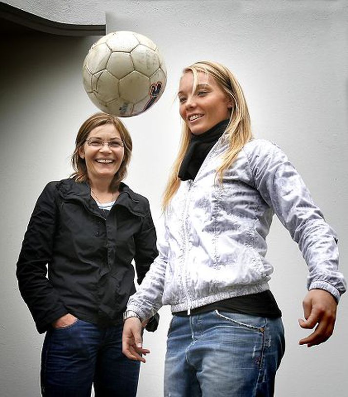 Guðmunda Bjarnadóttir, móðir Margrétar Láru, segir knattspyrnukonuna hafa haft fótboltann á tánum frá blautu barnsbeini.