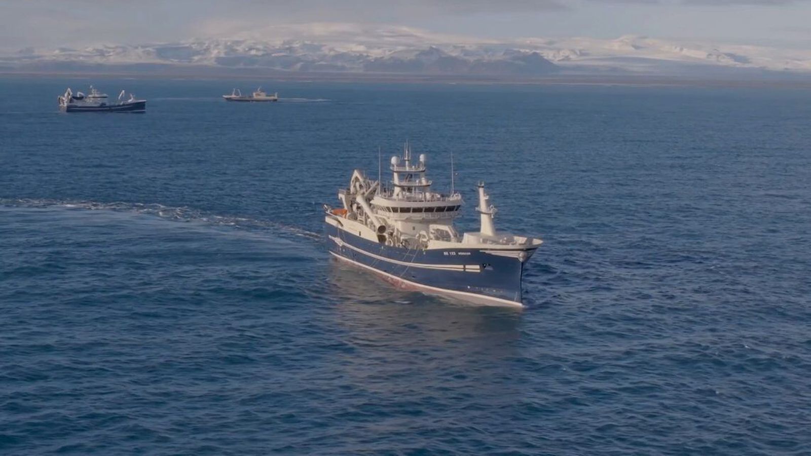 Loðnutorfur á hrað­ferð með suður­ströndinni