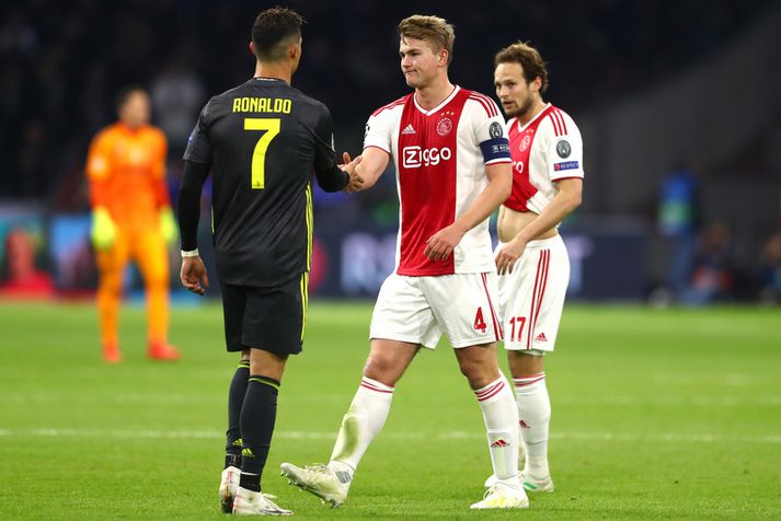 Cristiano Ronaldo og Matthijs de Ligt eftir leik Juventus og Ajax í Meistaradeildinni í vetur.