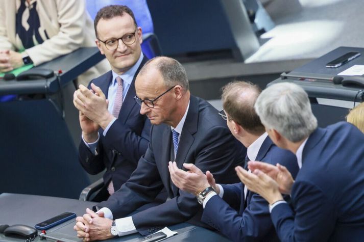 Klappað var fyrir Friedrich Merz (2.f.v.) eftir að hann var kjörinn kanslari í annarri tilraun í þýska þinginu í dag.