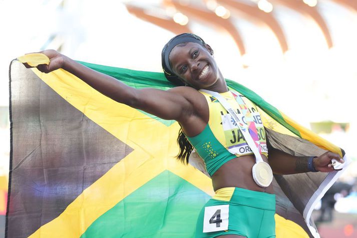 Shericka Jackson fagnar heimsmeistaratitlinum í 200 metra hlaupi á Hayward Field vellinum í Eugene í Oregon.