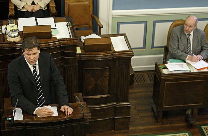 Bjarni Benediktsson, formaður Sjálfstæðisflokksins, hafnar skattahækkanaleið ríkisstjórnarinnar. Steingrímur J. Sigfússon fjármálaráðherra segir skattahækkanir nauðsynlegar.

fréttablaðið/valli