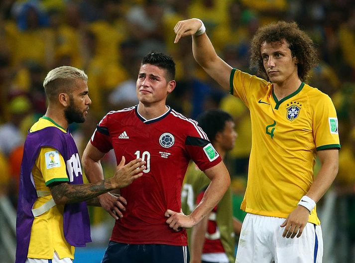 David Luiz og Dani Alves hugga hér James Rodríguez.