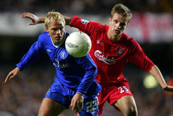 Eiður Smári í baráttunni við Igor Biscan í undanúrslitum Meistaradeildarinnar árið 2005. Liverpool sló Chelsea úr keppninni og endaði á að vinna AC Milan í ógleymanlegum úrslitaleik.