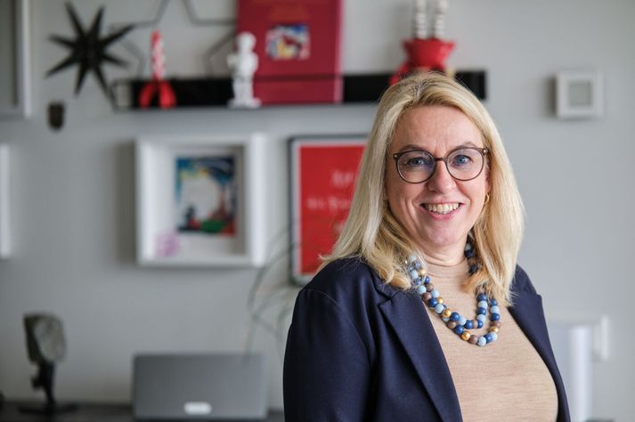 Herdís Pála Pálsdóttir stjórnunarráðgjafi og eigandi Dokkunnar segir gigg-hagkerfið ekki ná að vaxa jafn hratt og erlendis því á Íslandi sé vinnumarkaðurinn enn svo fastur í vinnumarkaðsmódeili sem sé deyjandi. Annað hvort sé fólk fastráðið launþegi með full réttindi eða algjörlega óvarinn verktaki án veikindaréttar. Erlendis eru komin blönduð kerfi fyrir réttindi.
