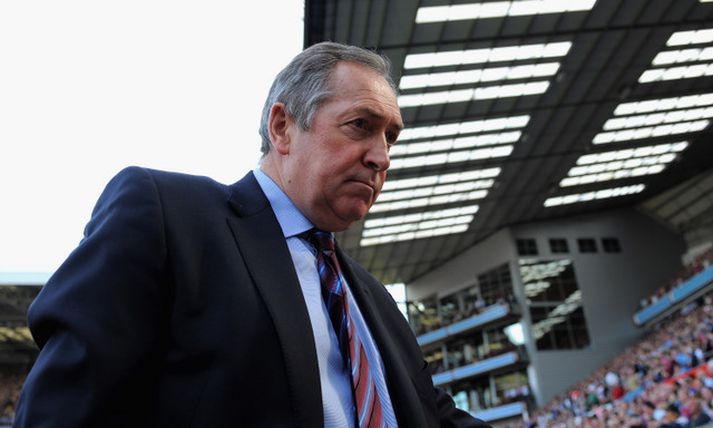 Gerard Houllier var fluttur á sjúkrahús í gær þar sem hann kvartaði yfir verkjum í brjósti en hinn 63 ára gamli knattspyrnustjóri Aston Villa fékk hjartaáfall fyrir áratug þegar hann var knattspyrnustjóri Liverpool.