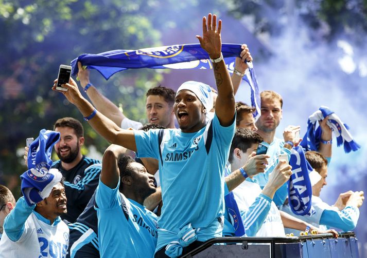 Drogba fagnar Englandsmeistaratitlinum.