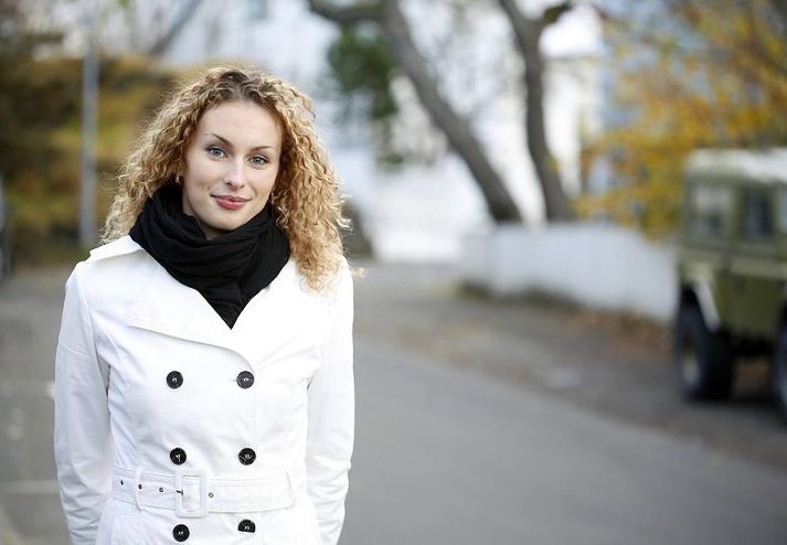 Edyta Angieszka Janikula færði Bókasafni Hafnarfjarðar átta hundruð bækur að gjöf.
