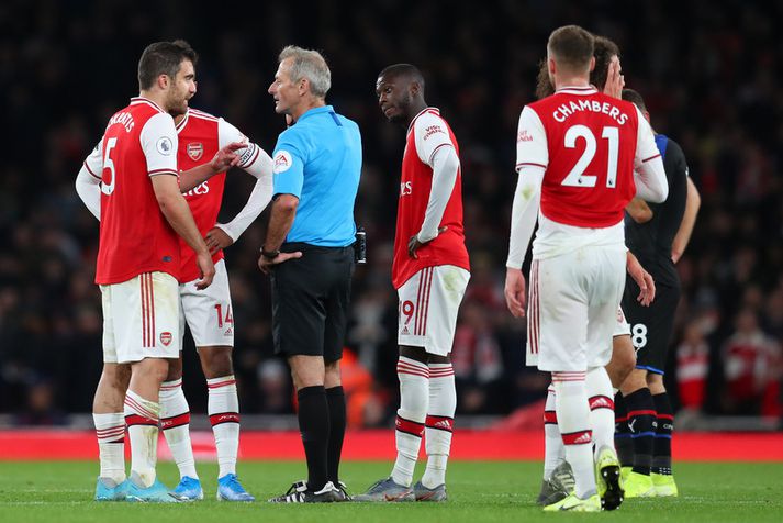 Sokratis Papastathopoulos talar við Martin Atkinson dómara á meðan VAR skoðar mark Grikkjans. Markið var síðan dæmt af.