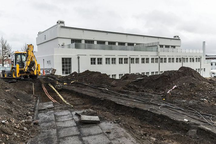 Orkuveitan vinnur nú að tilflutningi raflagna áður en raunverulegur uppgröftur vegna laugarsvæðisins hefst.