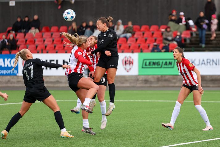 Jelena Tinna Kujundzic (lengst til hægri) og stöllur hennar í Þrótti eru komnar í átta liða úrslit Mjólkurbikars kvenna.