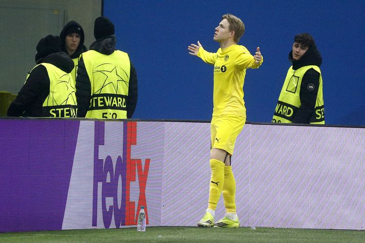 Jens Petter Hauge fagnar marki sínu fyrir Bodö/Glimt á San Siro í kvöld.
