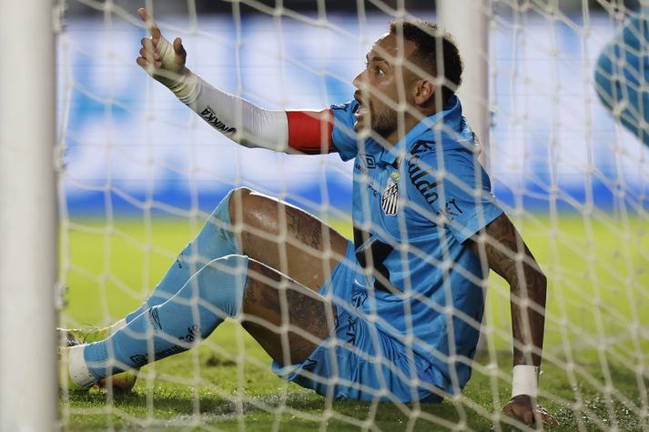Neymar sér að dómarinn er kominn upp með spjaldið og hann því á leiðinni í sturtu.