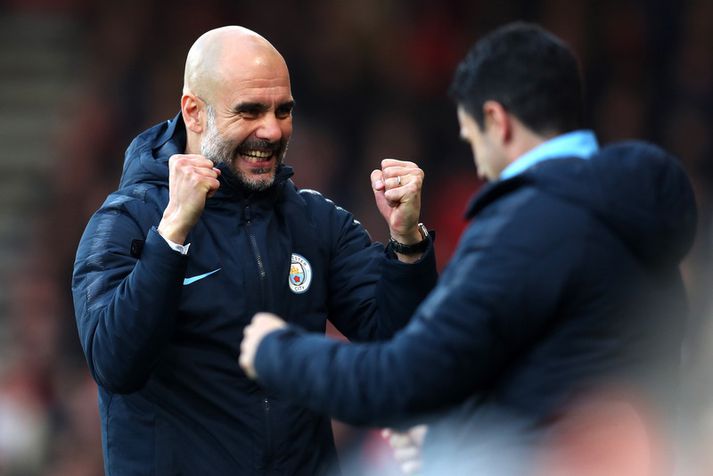 Pep Guardiola fagnar því þegar Manchester City komst á toppinn.