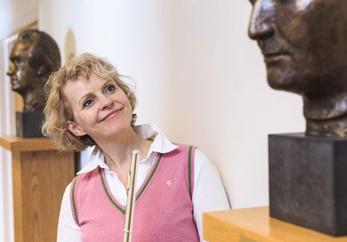 Áshildur Haraldsdóttir býður fólki í tónleikaferðalag um Vesturbæinn í strætó.