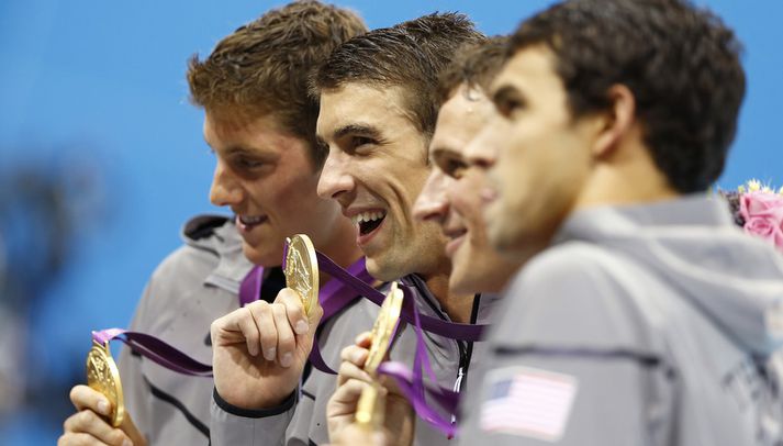 Michael Phelps fagnar gullinu í gær með félögum sínum í boðssundsveitinni.