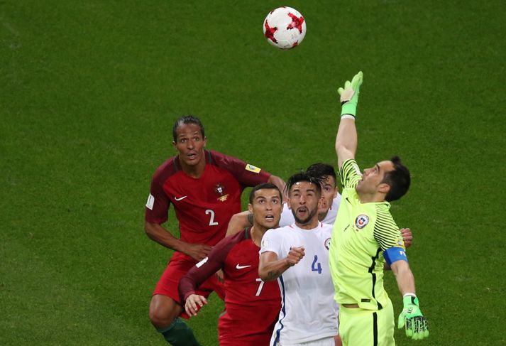 Bravo er hér á undan Ronaldo og fleirum í boltann í kvöld.