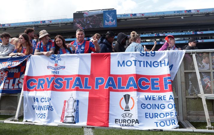 Fyrir rúmum mánuði síðan fögnuðu aðdáendur Crystal Palace því að hafa komist í Evrópudeildina. 