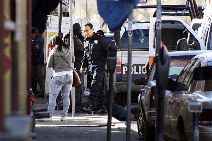 Lögreglustjórinn í Ciudad Juarez, Julian Leyzaola, sést hér á vettvangi þar sem einn af mönnum hans var myrtur. Fréttablaðið/AP