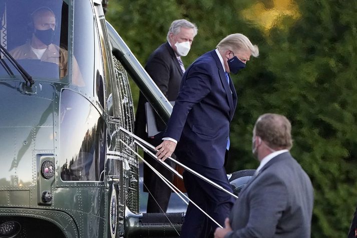 Donald Trump lendir við Walter Reed hersjúkrahúsið.