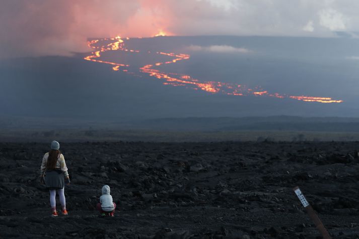 Íbúabyggð er ekki í hættu að svo stöddu og margir áhugasamir hafa lagt leið sína að fjallinu til að fylgjast með sjónarspilinu. 