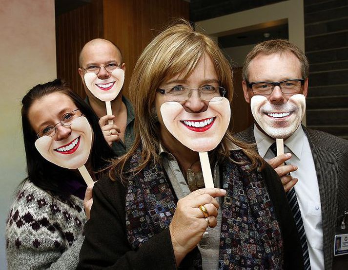 Brospinninn afhentur. Eyrún Thorarensen deildarstjóri, Páll Magnússon stuðningsfulltrúi og Páll Matthíasson, framkvæmdastjóri geðsviðs, afhentu Ástu Ragnheiði Jóhannesdóttur, forseta Alþingis, fyrsta brospinnann. fréttablaðið/GVA