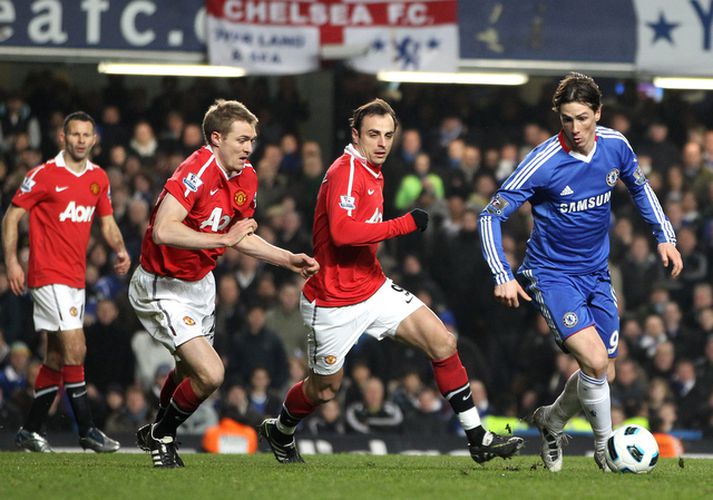 Berbatov, Fletcher, Giggs hjá Manchester United höfðu betur gegn Torres og félögum í Chelsea í langhlaupinu um Englandsmeistaratitilinn á síðustu leiktíð. Fróðlegt verður að sjá hverjir koma til með að fagna þegar bikarinn fer á loft í maí.
