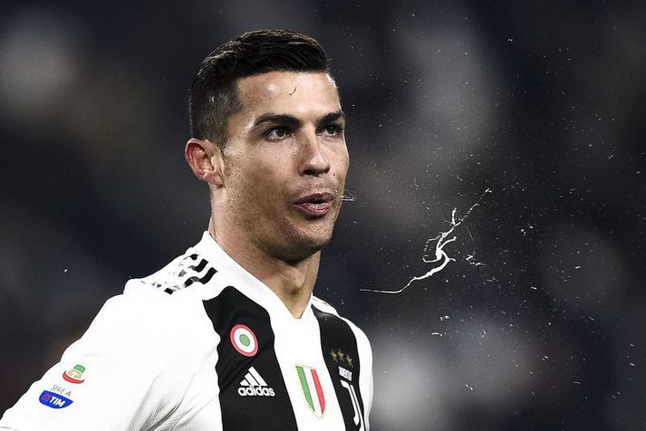 Portúgalski knattspyrnumaðurinn Cristiano Ronaldo hrækir hér á völlinn í leik með Juventus á móti AS Roma.