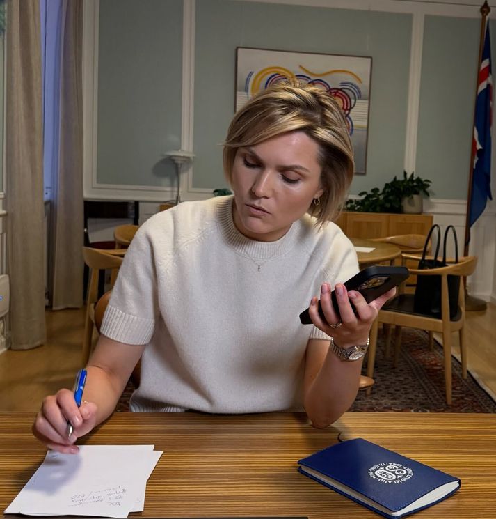 Kristrún Frostadóttir, forsætisráðherra, með símann á lofti í stjórnarráðinu. Ekki fylgdi sögunni hvort myndin hefði verið tekin í miðju símtali hennar við forseta framkvæmdastjórnar ESB.