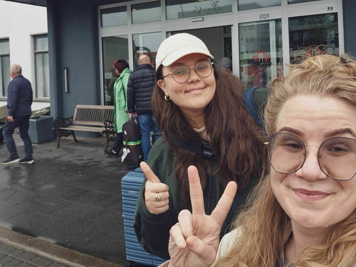 Helga Lind og Júlíanna eftir langan ferðadag sem skilaði þeim í Borgartúnið.