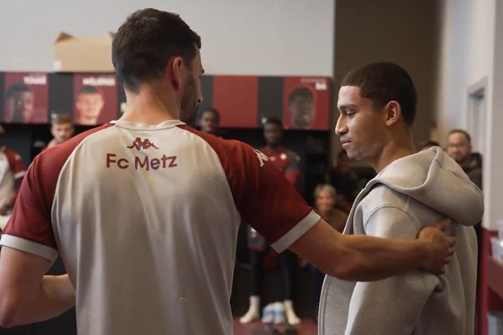 Leikmannahópur Metz tók á móti Tahirys Dos Santos með standandi lófaklappi og afhenti honum sérstaka treyju til stuðnings.