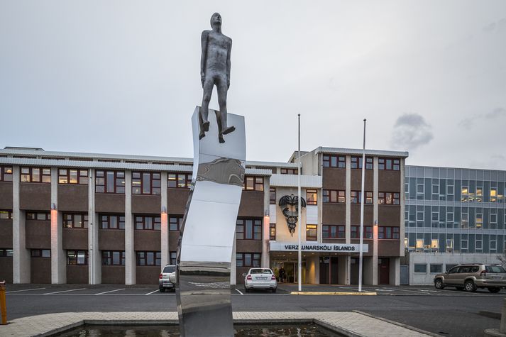 Að mati skólameistara Verzlunarskóla Íslands er nemandi sem var með átta í meðaleinkunn fyrir tíu árum engu lakari námsmaður en sá sem er með níu í meðaleinkunn nú. 