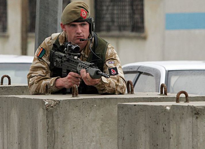 Breti Í Basra. Styr stendur um notkun fosfórsprengja en alþjóðasáttmálar banna ekki notkun þeirra gegn hermönnum, aðeins borgurum.