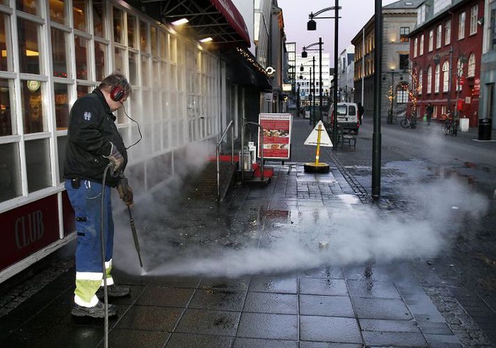 Starfsmenn véladeildar Reykjavíkurborgar nýta sér veðurblíðu í janúar til að hreinsa tyggjóklessur af götum borgarinnar. Fréttablaðið/GVA