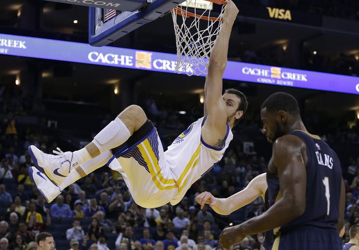 Andrew Bogut treður í leiknum í nótt.