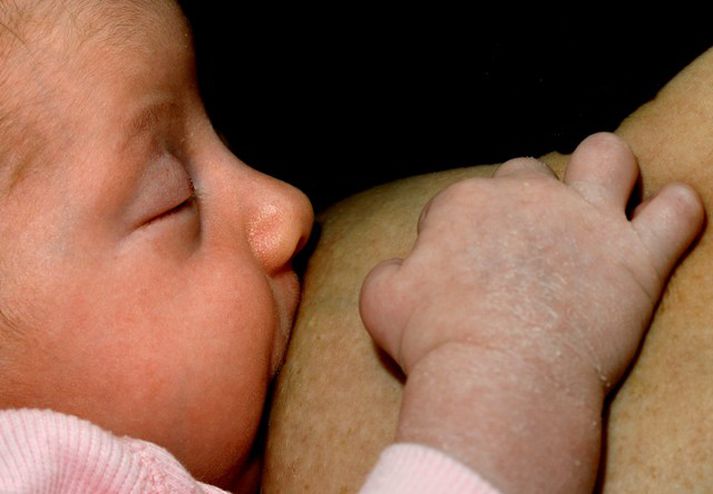 Móðirin lagði fram mynd af áverkum sem hún segir vera eftir að faðirnn sló hana þegar hún var að gefa brjóst