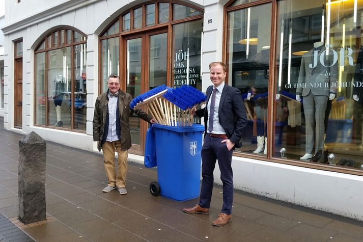 Til að auðvelda flutninginn fengu samtökin lánaðar þrjár bláar tunnur frá sorphirðu Reykjavíkurborgar og var þeim trillað niður Laugaveginn með glaðninginn.