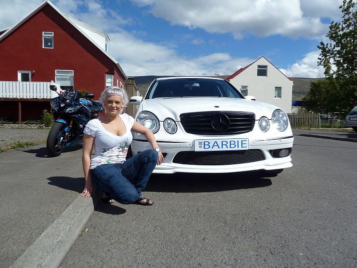Kærasti Hörpu er að gera upp hinn eina sanna Barbie-bíl, sem verður bleikur með blómum.