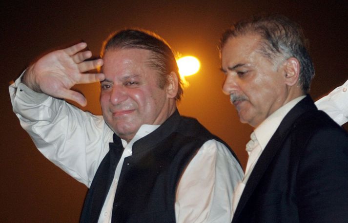 Nawaz Sharif, t.v. og bróðir hans Shahbaz Sharif.