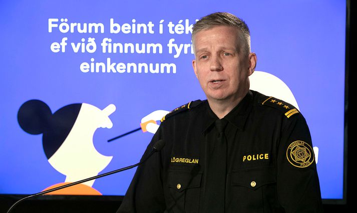 Víðir hefur áhyggjur af því hve margir virði ekki reglur og sæki fólkið sitt út á Keflavíkurflugvöll.