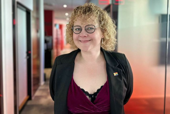 Inga Auðbjörg Straumland, formaður Siðmenntar, segir að enn sé mikilvægt fyrir fólk að ganga í hjónaband. Þau í Siðmennt bjóða upp á ókeypis hjónavígslur í dag.