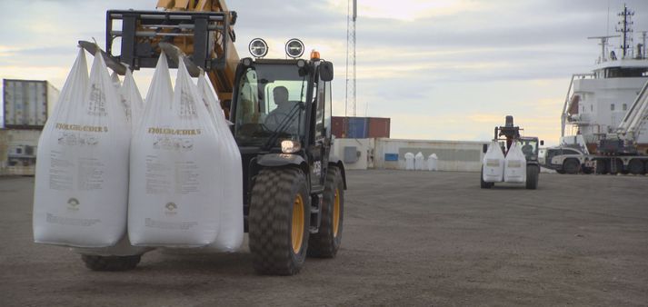 Áburðarfarminum skipað á land á Sauðárkróki.