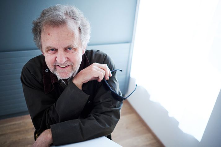 Magnús Kjartansson stýrir söng Brokkkórsins í Seljakirkju í hinni árlegu kirkjureið hestafólks á höfuðborgarsvæðinu.  mynd/Anton Brink